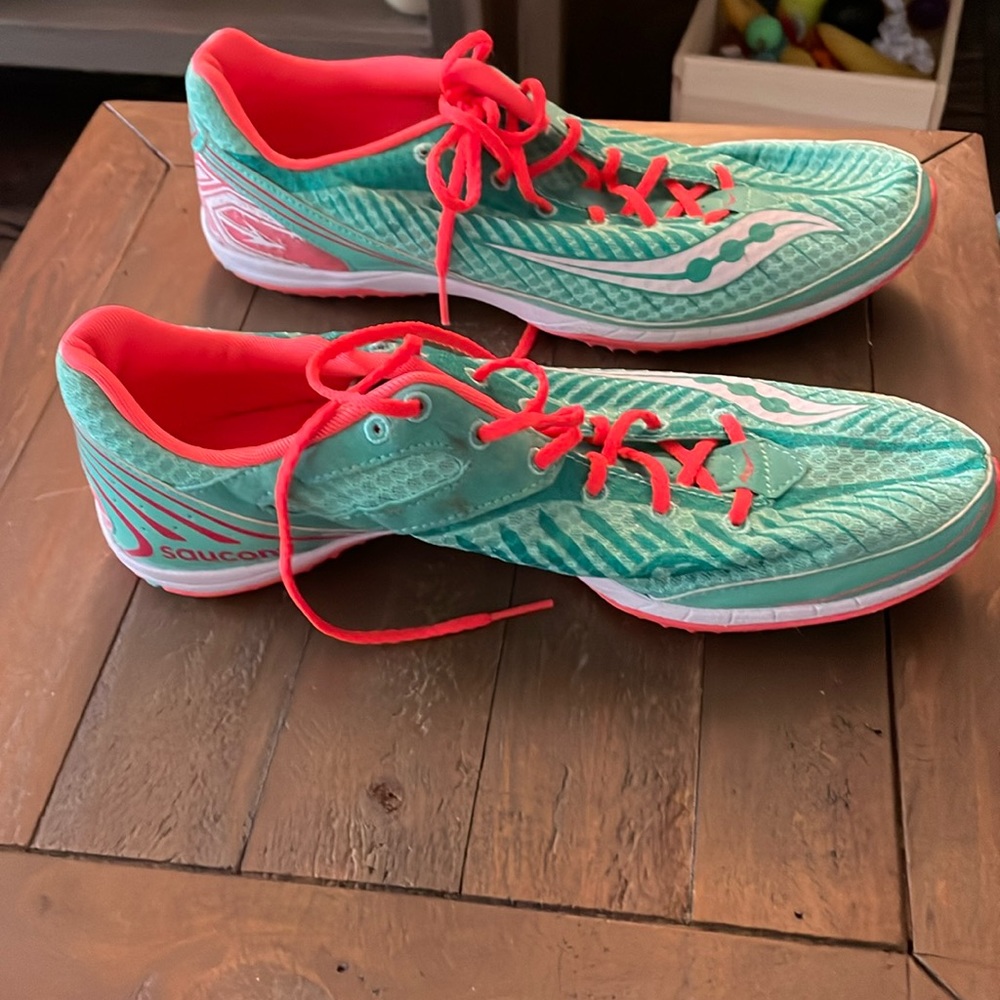 Saucony woman’s lightweight sneakers